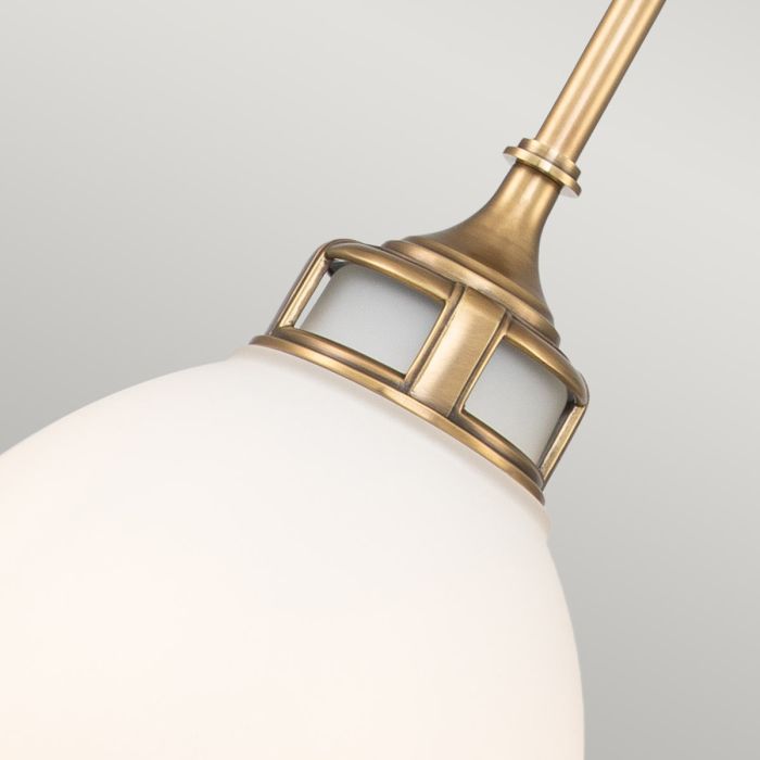 Amelia Ø32 Messing hängelampe Von Elstead Lighting - Amelia har en klassisk pendeldesign som f&ouml;rnyar vintage-detaljer med ett gjutet glasf&auml;ste, en gjuten metallram samt framtr&auml;dande g&aring;ngj&auml;rn och sp&auml;nnen.