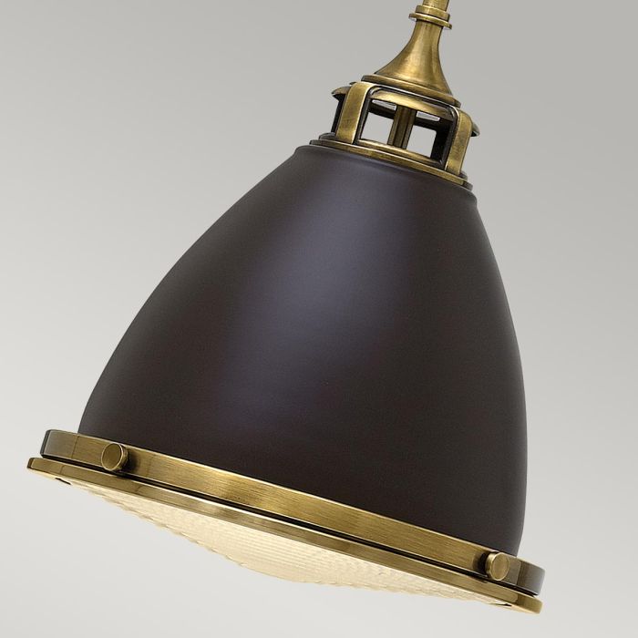 Amelia Ø32 Bronze/Messing hängelampe Von Elstead Lighting - Kupolen har en etsad prismatisk bottenlins, och denna helmetalliska versionen i brons och m&auml;ssingdetaljer har en autentisk vintagelook.