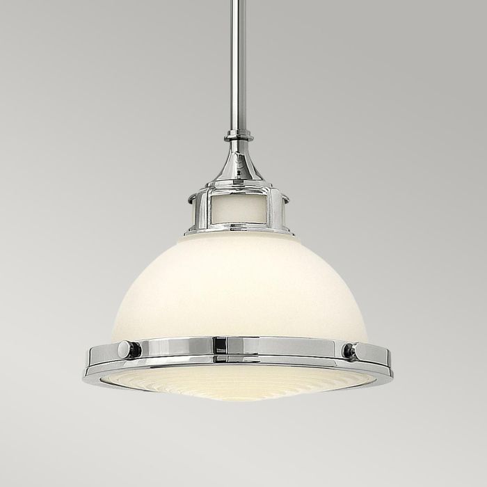 Amelia Ø30 Chrom hängelampe Von Elstead Lighting - Amelia har en klassisk pendeldesign som f&ouml;rnyar vintage-detaljer med ett gjutet glasf&auml;ste, en gjuten metallram samt framtr&auml;dande g&aring;ngj&auml;rn och sp&auml;nnen.