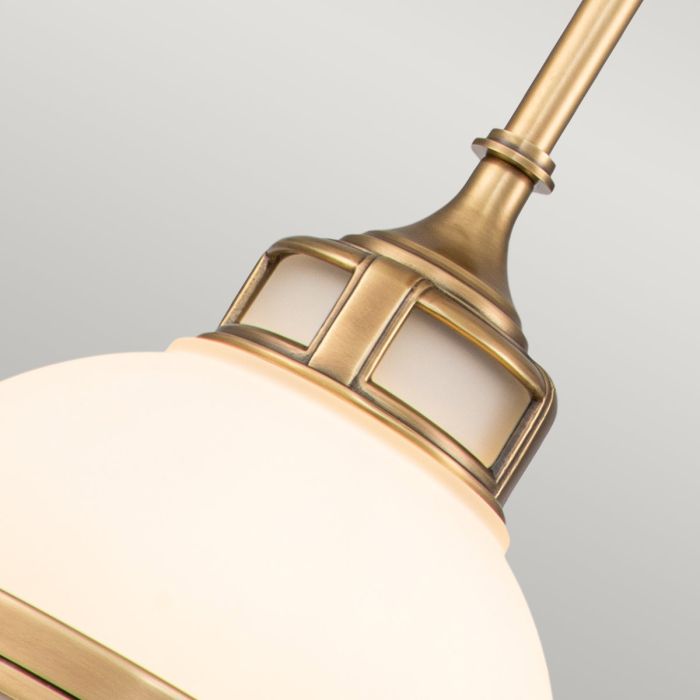 Amelia Ø30 Messing hängelampe Von Elstead Lighting - Amelia har en klassisk pendeldesign som f&ouml;rnyar vintage-detaljer med ett gjutet glasf&auml;ste, en gjuten metallram samt framtr&auml;dande g&aring;ngj&auml;rn och sp&auml;nnen.