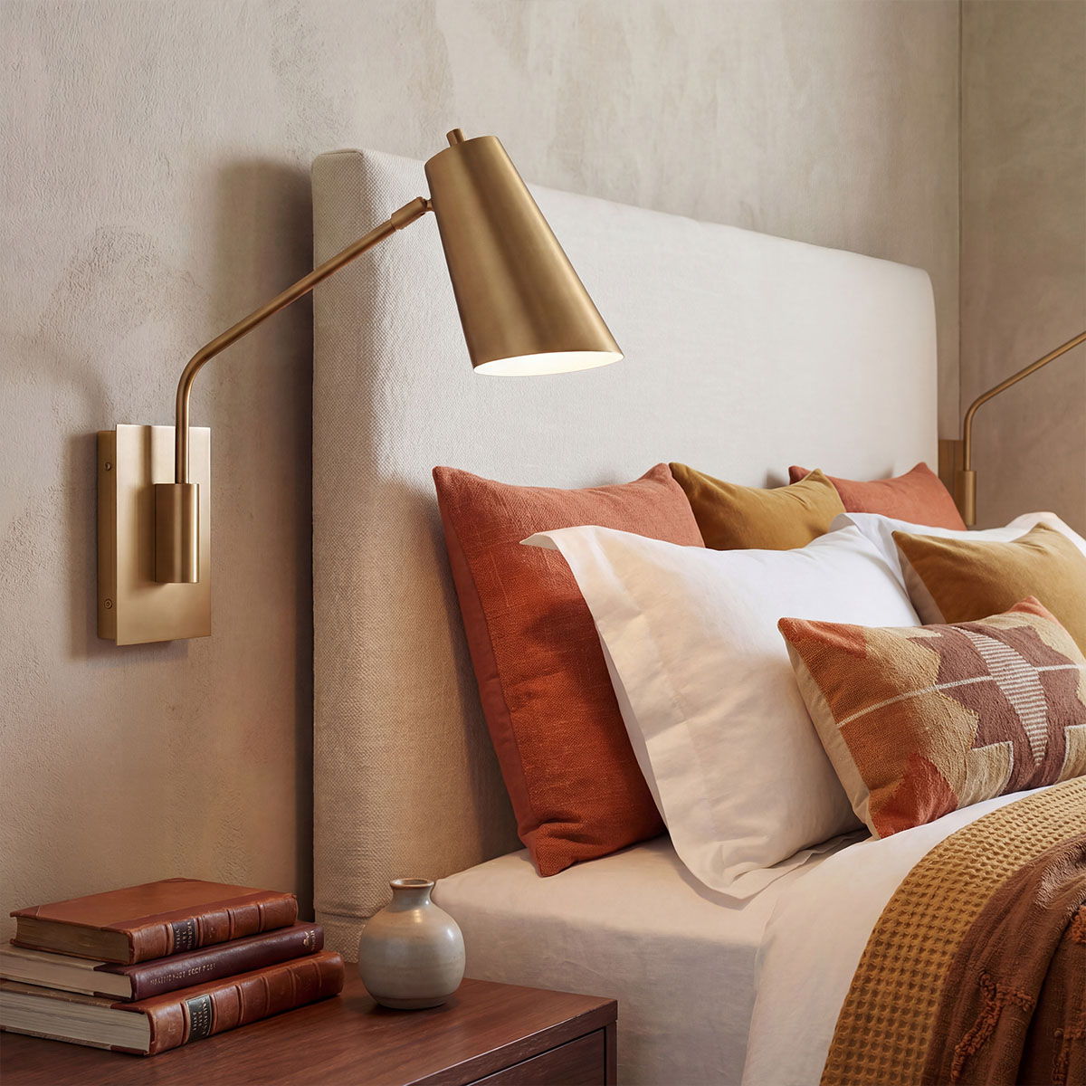 Bray 42cm Messing leselampe Von Elstead Lighting - Bray ist eine praktische Wandleuchte im minimalistischen Design mit lackierter Messingoberfl&auml;che.