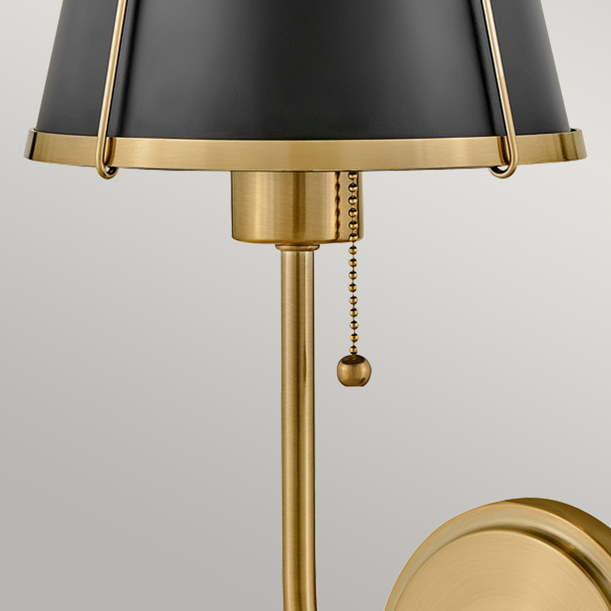 Clarke 40cm Messing/Schwarz wandlampe Von Elstead Lighting - Die elegante Wandleuchte Clarke ist aus Stahl gefertigt und besticht durch ihre schöne, warme Messingoberfläche und einen stilvollen schwarzen Schirm.