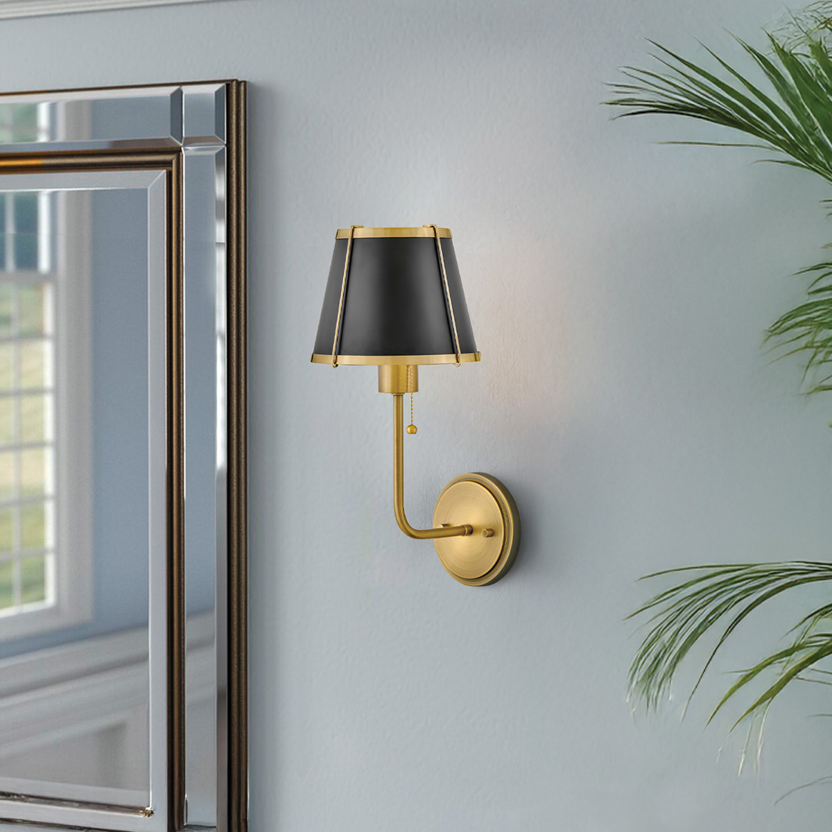 Clarke 40cm Messing/Schwarz wandlampe Von Elstead Lighting - Die elegante Wandleuchte Clarke ist aus Stahl gefertigt und besticht durch ihre schöne, warme Messingoberfläche und einen stilvollen schwarzen Schirm.