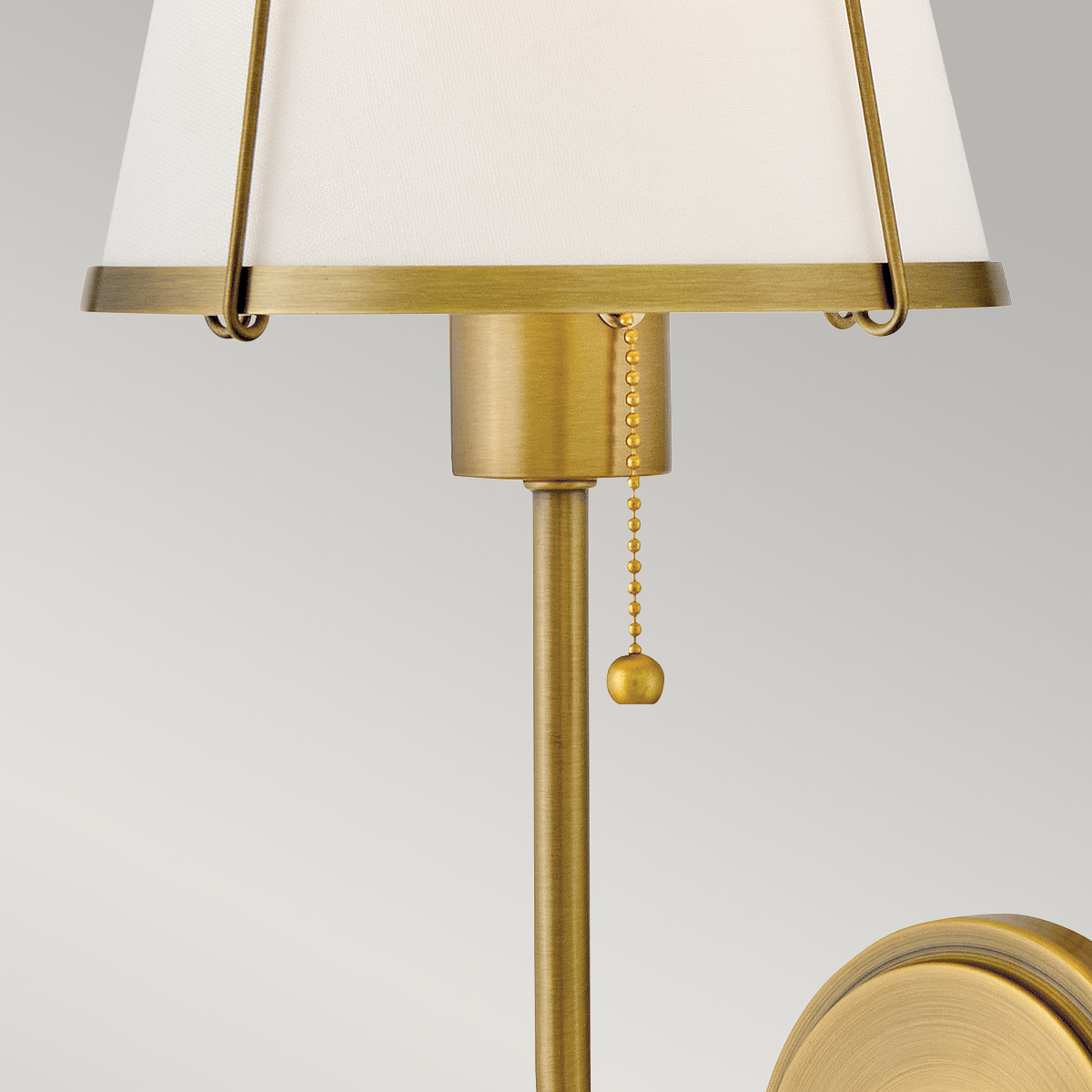 Clarke 40cm Messing/Weiß wandlampe Von Elstead Lighting - Die Kombination aus Materialien und Farben verleiht der Leuchte einen klassischen und zeitlosen Ausdruck, der zu vielen verschiedenen Einrichtungsstilen passt.