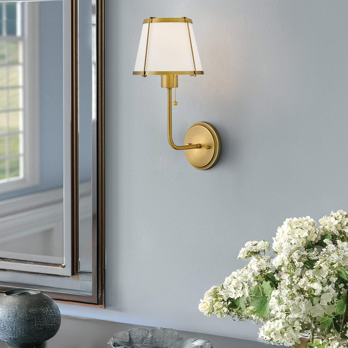 Clarke 40cm Messing/Weiß wandlampe Von Elstead Lighting - Die Kombination aus Materialien und Farben verleiht der Leuchte einen klassischen und zeitlosen Ausdruck, der zu vielen verschiedenen Einrichtungsstilen passt.