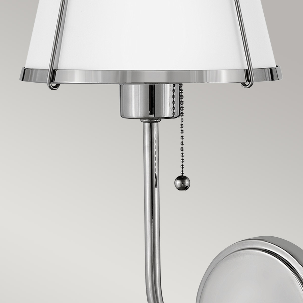 Clarke 40cm Nickel/Weiß wandlampe Von Elstead Lighting - Die elegante Wandleuchte Clarke ist aus Stahl gefertigt und besticht durch ihre schöne, polierte Nickeloberfläche und einen stilvollen weißen Schirm.