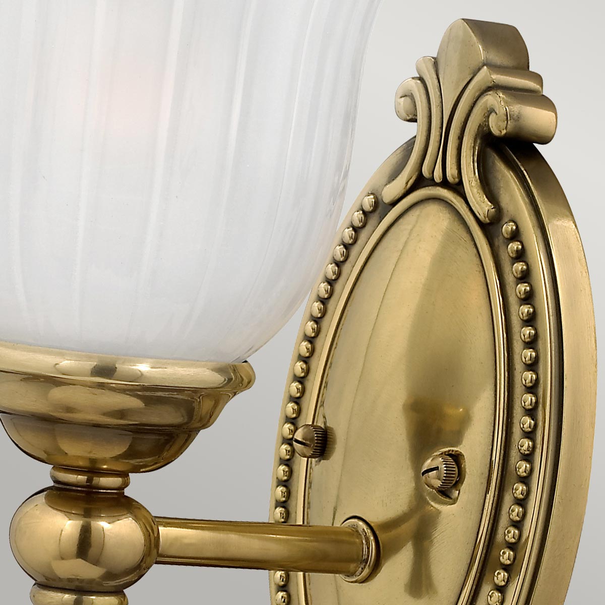 Francoise Ø15 Messing badezimmerlampe Von Elstead Lighting - Im Lieferumfang ist eine G9 3W-Lichtquelle enthalten, die für ein warmweißes und einladendes Licht sorgt.