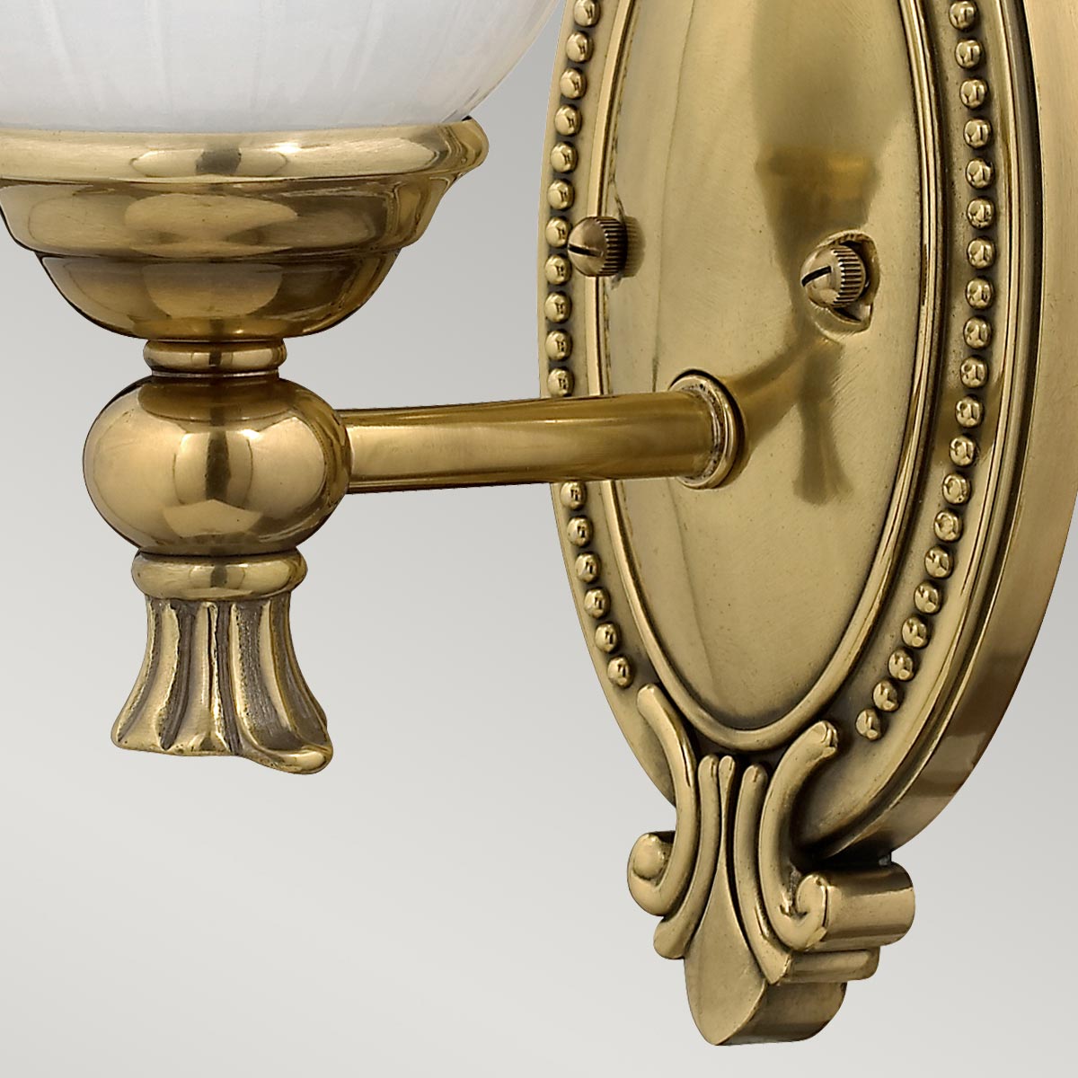 Francoise Ø15 Messing badezimmerlampe Von Elstead Lighting - Im Lieferumfang ist eine G9 3W-Lichtquelle enthalten, die für ein warmweißes und einladendes Licht sorgt.