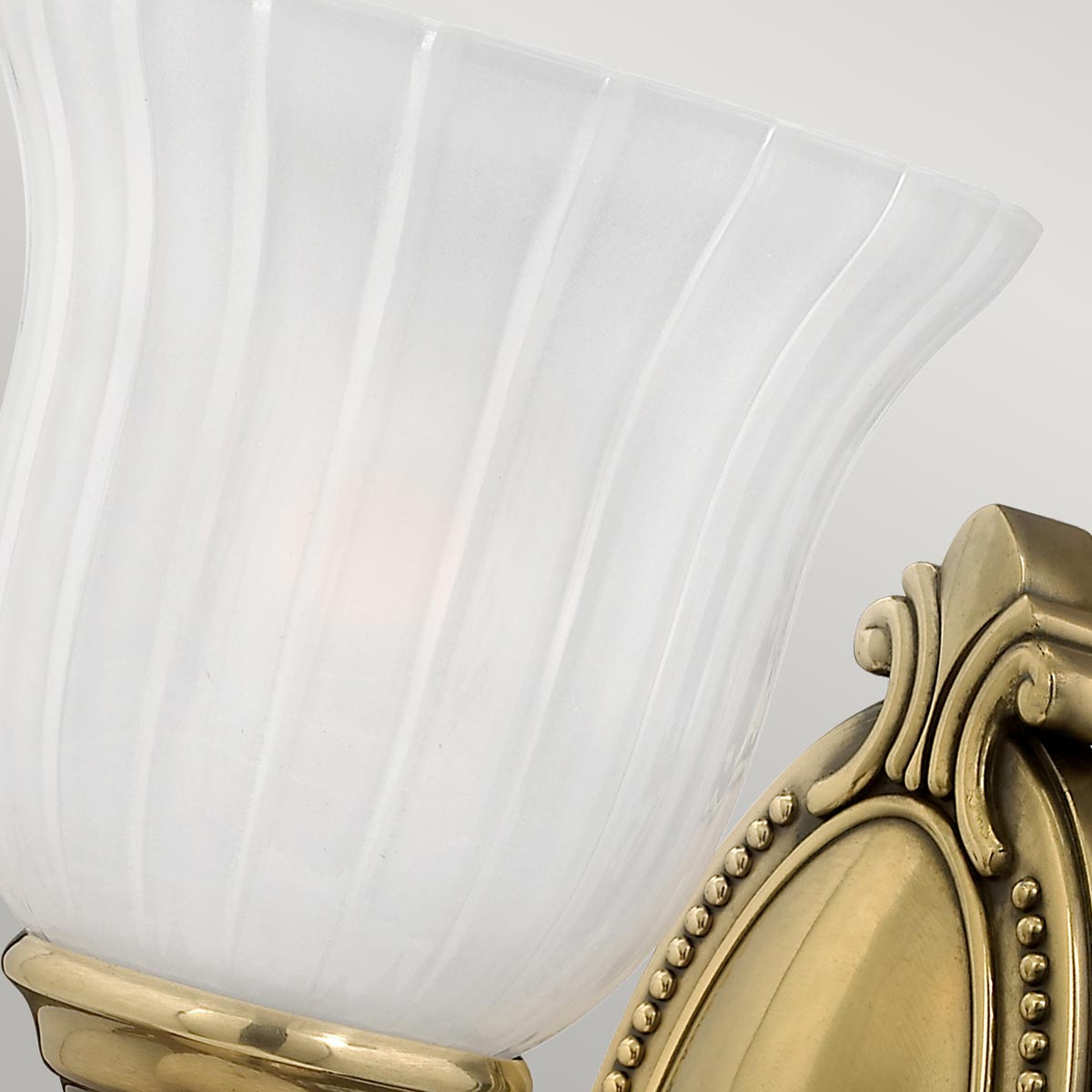 Francoise Ø15 Messing badezimmerlampe Von Elstead Lighting - Im Lieferumfang ist eine G9 3W-Lichtquelle enthalten, die für ein warmweißes und einladendes Licht sorgt.