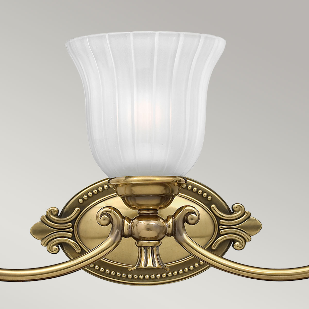 Francoise 64cm Messing badezimmerlampe Von Elstead Lighting - Sie verfügt über einen wunderschönen Schirm aus Milchglas mit geriffeltem Design, der ein sanftes Licht verbreitet, und der dekorative Messingsockel verleiht ihr eine stilvolle Note.