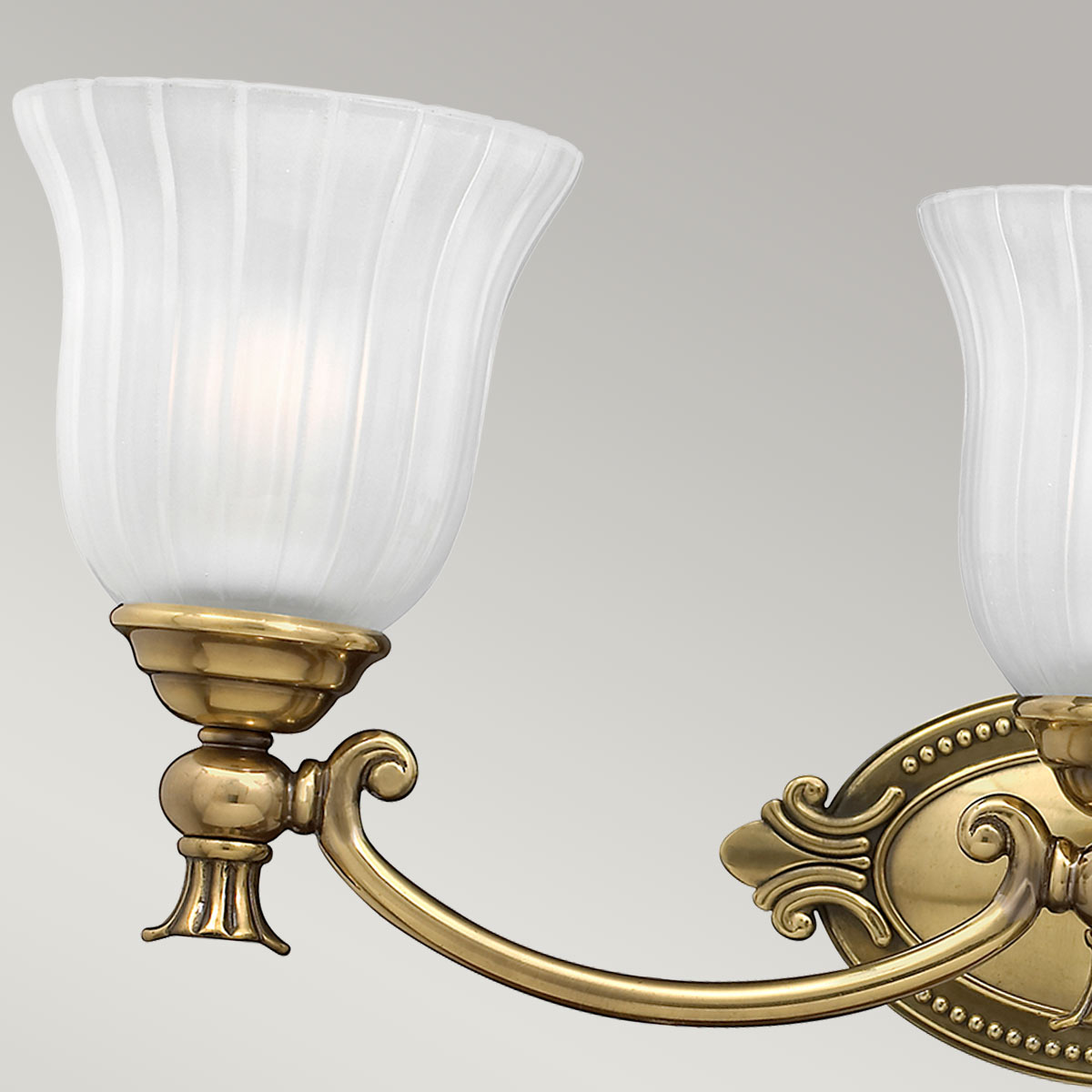 Francoise 64cm Messing badezimmerlampe Von Elstead Lighting - Sie verfügt über einen wunderschönen Schirm aus Milchglas mit geriffeltem Design, der ein sanftes Licht verbreitet, und der dekorative Messingsockel verleiht ihr eine stilvolle Note.
