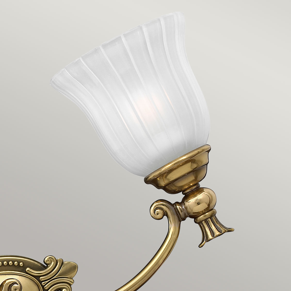 Francoise 64cm Messing badezimmerlampe Von Elstead Lighting - Sie verfügt über einen wunderschönen Schirm aus Milchglas mit geriffeltem Design, der ein sanftes Licht verbreitet, und der dekorative Messingsockel verleiht ihr eine stilvolle Note.