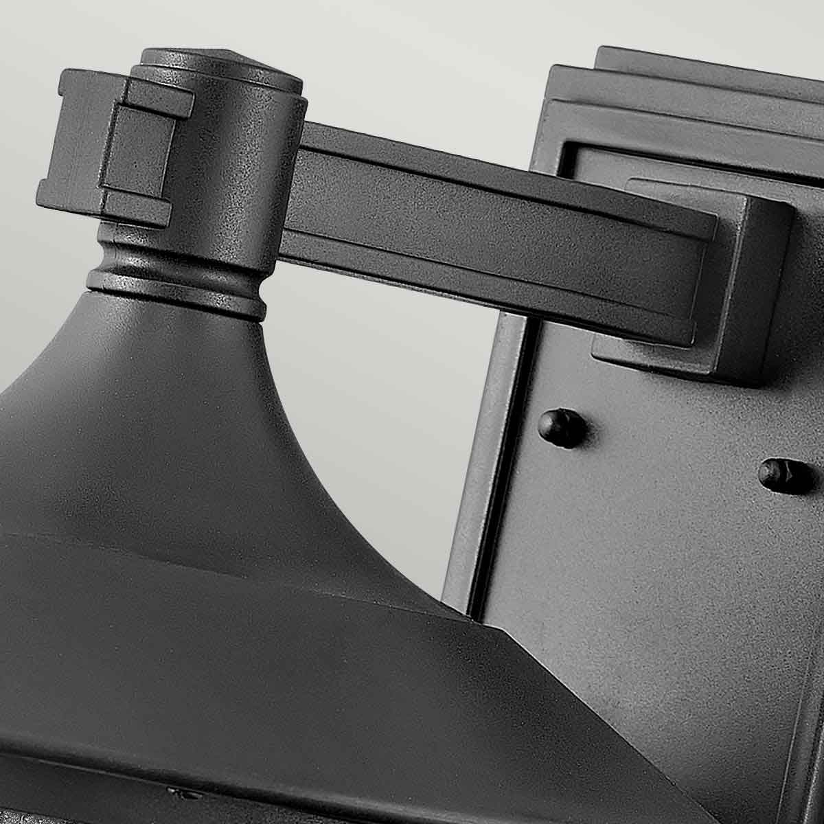Freeport 40cm Schwarz außenlampe Von Elstead Lighting - Es besteht aus wetterbeständigem Verbundwerkstoff und Glas und bietet eine robuste und langlebige Konstruktion, die harten Außenbedingungen standhält, ohne zu rosten oder zu korrodieren.