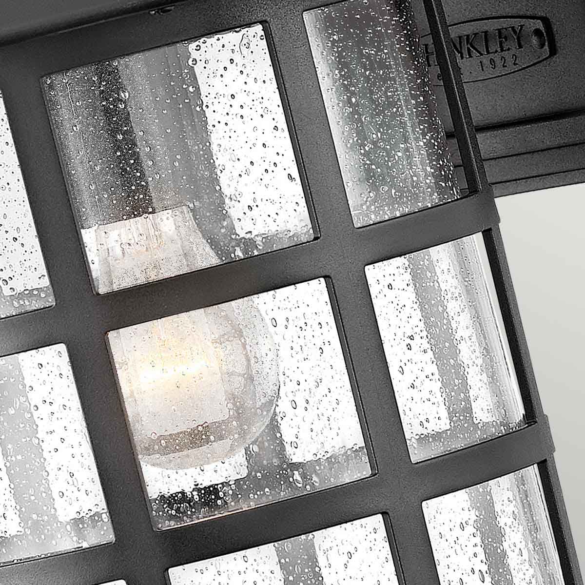 Freeport 40cm Schwarz außenlampe Von Elstead Lighting - Es besteht aus wetterbeständigem Verbundwerkstoff und Glas und bietet eine robuste und langlebige Konstruktion, die harten Außenbedingungen standhält, ohne zu rosten oder zu korrodieren.