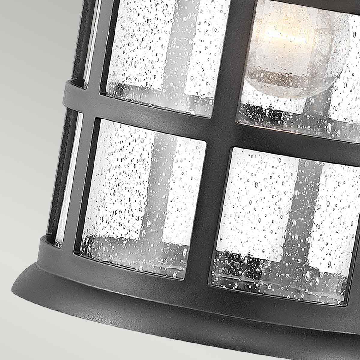 Freeport 40cm Schwarz außenlampe Von Elstead Lighting - Es besteht aus wetterbeständigem Verbundwerkstoff und Glas und bietet eine robuste und langlebige Konstruktion, die harten Außenbedingungen standhält, ohne zu rosten oder zu korrodieren.