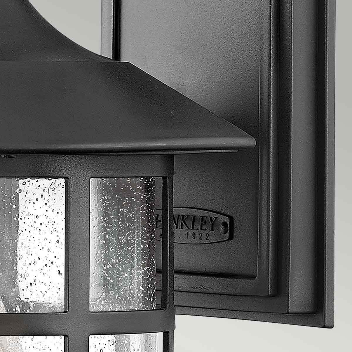 Freeport 40cm Schwarz außenlampe Von Elstead Lighting - Es besteht aus wetterbeständigem Verbundwerkstoff und Glas und bietet eine robuste und langlebige Konstruktion, die harten Außenbedingungen standhält, ohne zu rosten oder zu korrodieren.