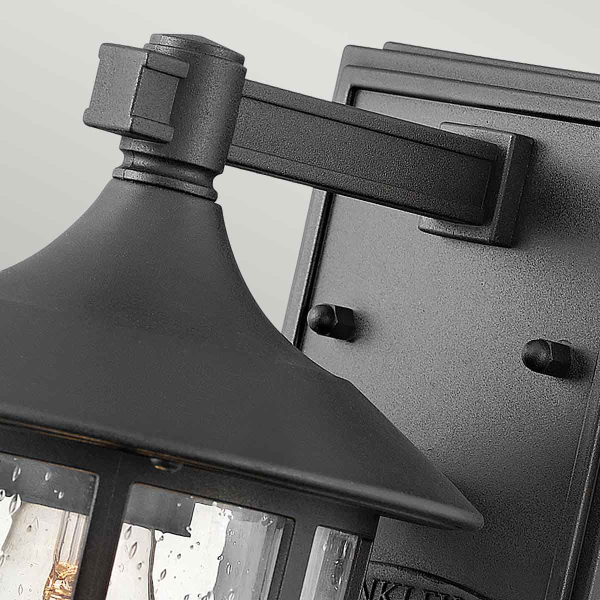 Freeport 24cm Schwarz außenlampe Von Elstead Lighting - Es besteht aus wetterbeständigem Verbundwerkstoff und Glas und bietet eine robuste und langlebige Konstruktion, die harten Außenbedingungen standhält, ohne zu rosten oder zu korrodieren.