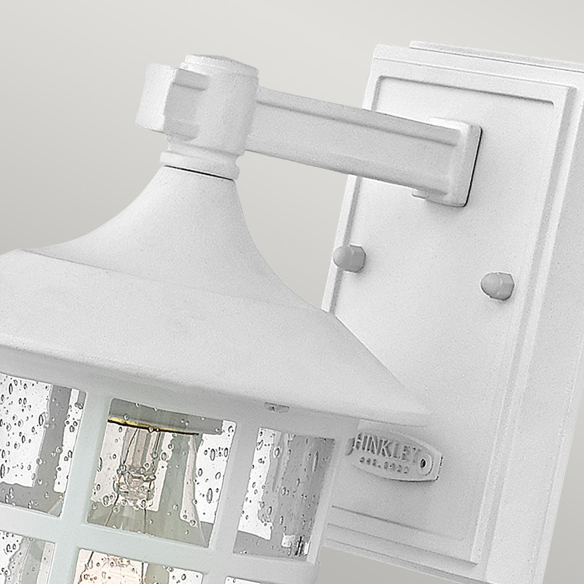 Freeport 24cm Weiß außenlampe Von Elstead Lighting - Es besteht aus wetterbeständigem Verbundwerkstoff und Glas und bietet eine robuste und langlebige Konstruktion, die harten Außenbedingungen standhält, ohne zu rosten oder zu korrodieren.