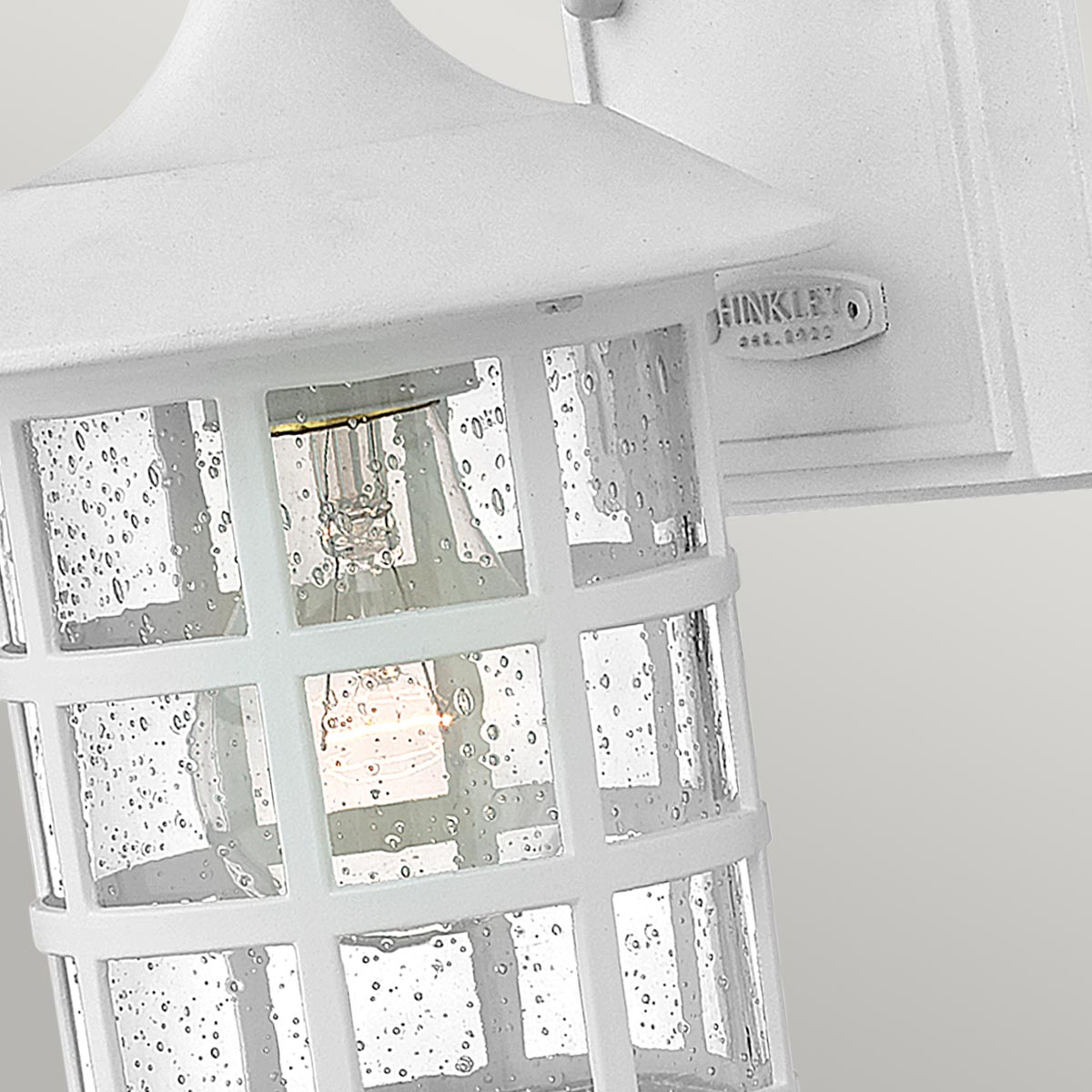 Freeport 24cm Weiß außenlampe Von Elstead Lighting - Es besteht aus wetterbeständigem Verbundwerkstoff und Glas und bietet eine robuste und langlebige Konstruktion, die harten Außenbedingungen standhält, ohne zu rosten oder zu korrodieren.