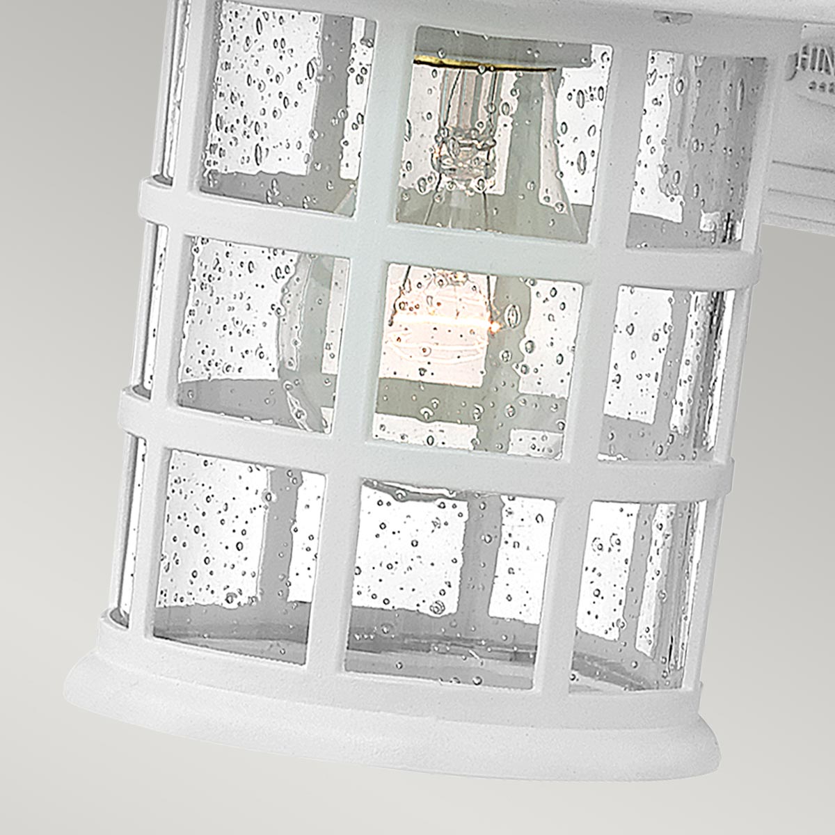 Freeport 24cm Weiß außenlampe Von Elstead Lighting - Es besteht aus wetterbeständigem Verbundwerkstoff und Glas und bietet eine robuste und langlebige Konstruktion, die harten Außenbedingungen standhält, ohne zu rosten oder zu korrodieren.
