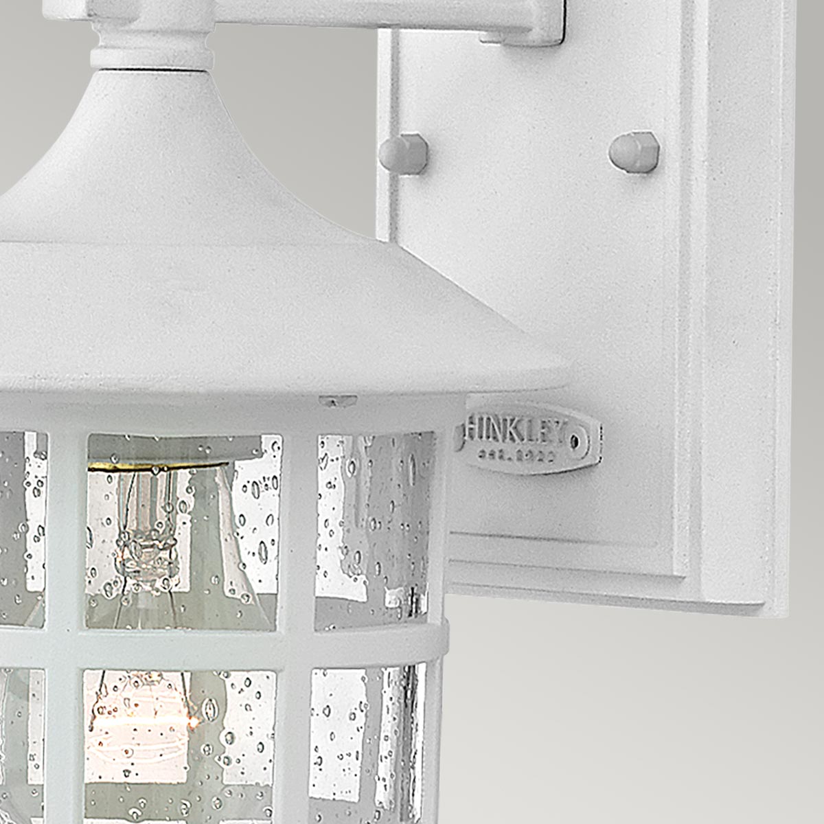 Freeport 24cm Weiß außenlampe Von Elstead Lighting - Es besteht aus wetterbeständigem Verbundwerkstoff und Glas und bietet eine robuste und langlebige Konstruktion, die harten Außenbedingungen standhält, ohne zu rosten oder zu korrodieren.