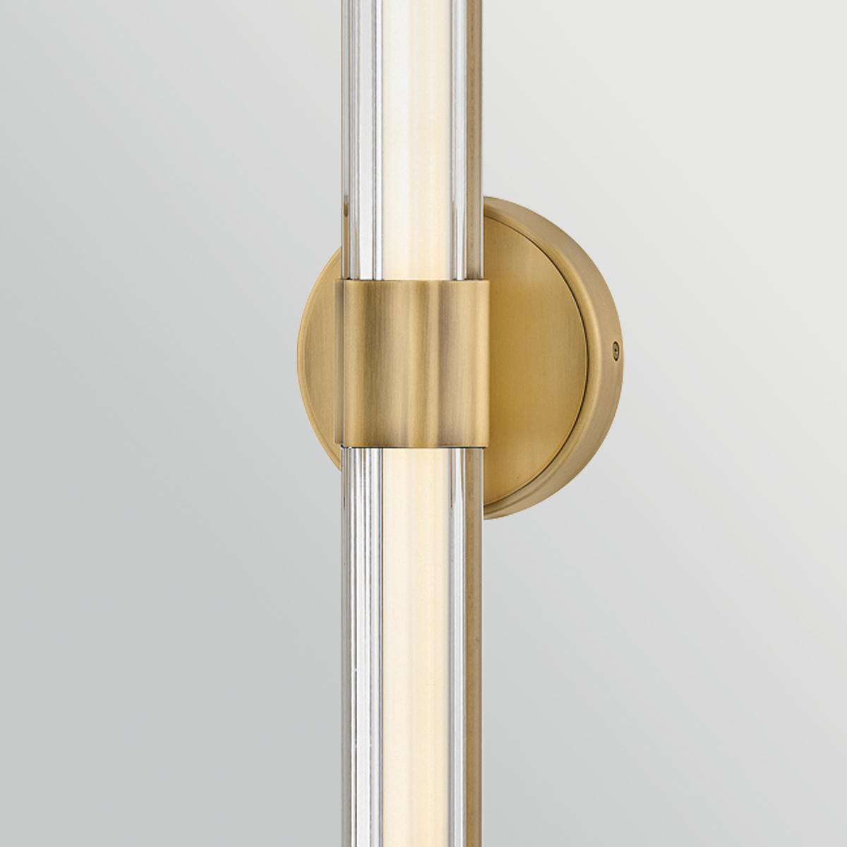 Georgette 60cm Messing badezimmerlampe Von Elstead Lighting - Georgette ist eine elegante Badezimmerwandleuchte mit dekorativem und symmetrischem Design.