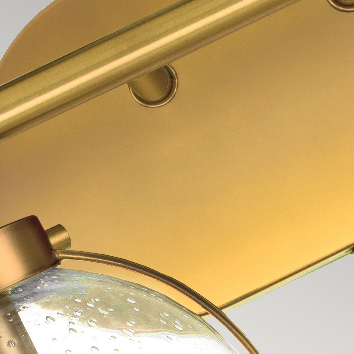 Hollis 40cm Antikes Messing badezimmerlampe Von Elstead Lighting - Die Wandleuchte Hollis ist mit ihrem eleganten Design aus Messing und klarem, strukturiertem Glas vom Art-Déco-Stil der 1920er Jahre inspiriert.