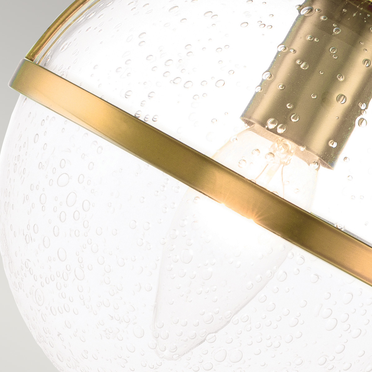 Hollis 40cm Antikes Messing badezimmerlampe Von Elstead Lighting - Die Wandleuchte Hollis ist mit ihrem eleganten Design aus Messing und klarem, strukturiertem Glas vom Art-Déco-Stil der 1920er Jahre inspiriert.