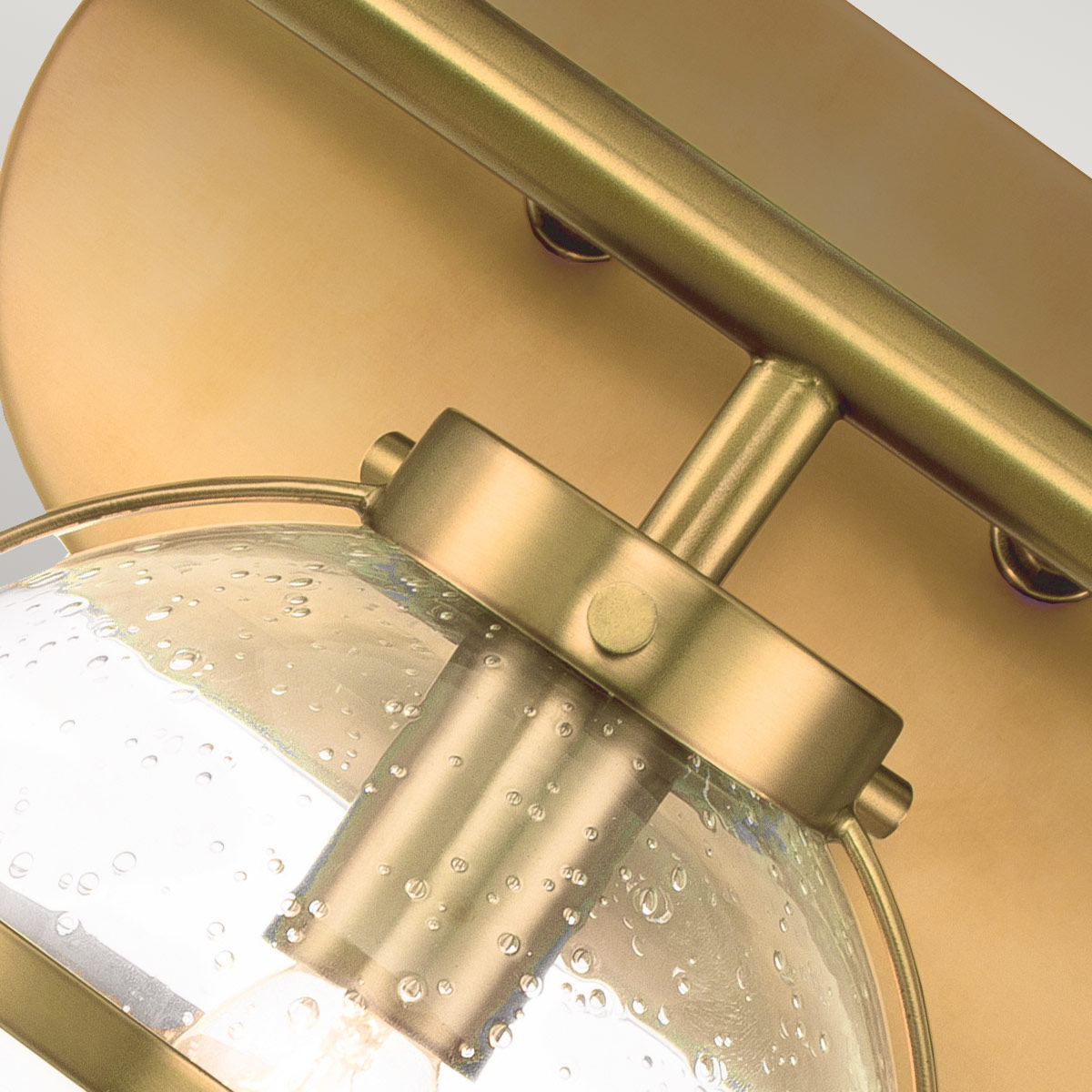 Hollis 60cm Antikes Messing badezimmerlampe Von Elstead Lighting - Die Wandleuchte Hollis ist mit ihrem eleganten Design aus Messing und klarem, strukturiertem Glas vom Art-Déco-Stil der 1920er Jahre inspiriert.