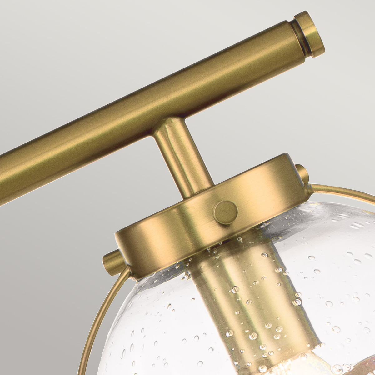Hollis 60cm Antikes Messing badezimmerlampe Von Elstead Lighting - Die Wandleuchte Hollis ist mit ihrem eleganten Design aus Messing und klarem, strukturiertem Glas vom Art-Déco-Stil der 1920er Jahre inspiriert.