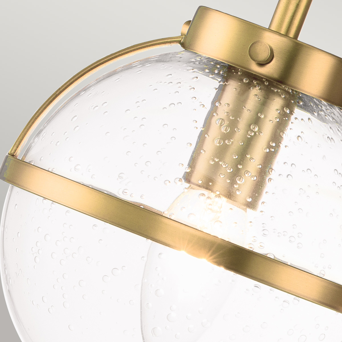 Hollis 60cm Antikes Messing badezimmerlampe Von Elstead Lighting - Die Wandleuchte Hollis ist mit ihrem eleganten Design aus Messing und klarem, strukturiertem Glas vom Art-Déco-Stil der 1920er Jahre inspiriert.