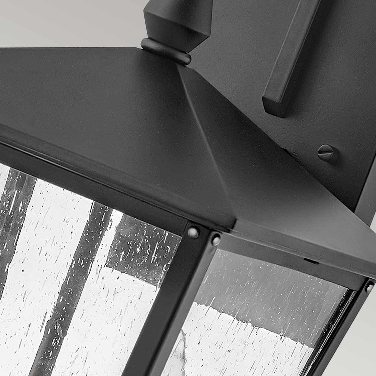 Huntersfield Schwarz außenlampe Von Elstead Lighting - Die Huntersfield-Wandleuchte hat ein zeitloses und stilvolles Design mit klaren Linien und elegantem, strukturiertem Glas.