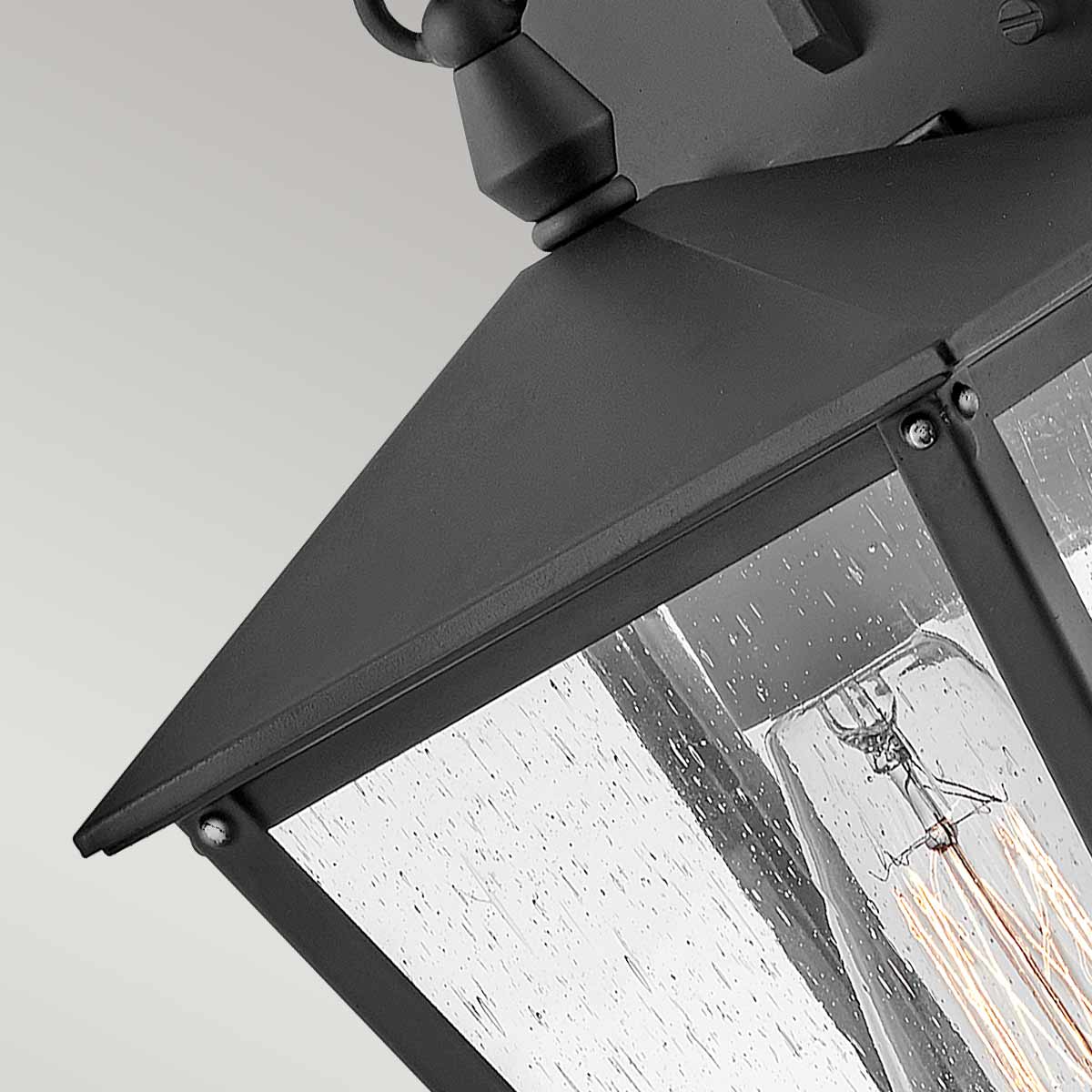 Huntersfield Schwarz außenlampe Von Elstead Lighting - Die Huntersfield-Wandleuchte hat ein zeitloses und stilvolles Design mit klaren Linien und elegantem, strukturiertem Glas.