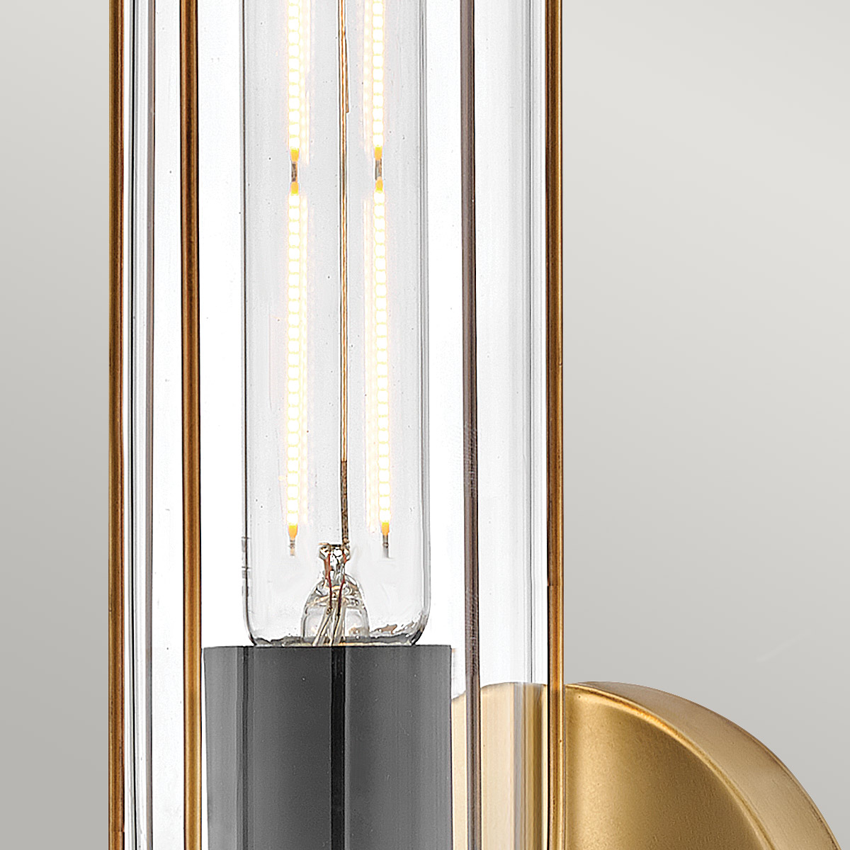 Masthead 35cm Messing badezimmerlampe Von Elstead Lighting - Es besteht aus Stahl und Glas und verfügt über ein edles Messing-Finish in Kombination mit schwarzen Details, die ihm einen luxuriösen und zeitlosen Ausdruck verleihen.