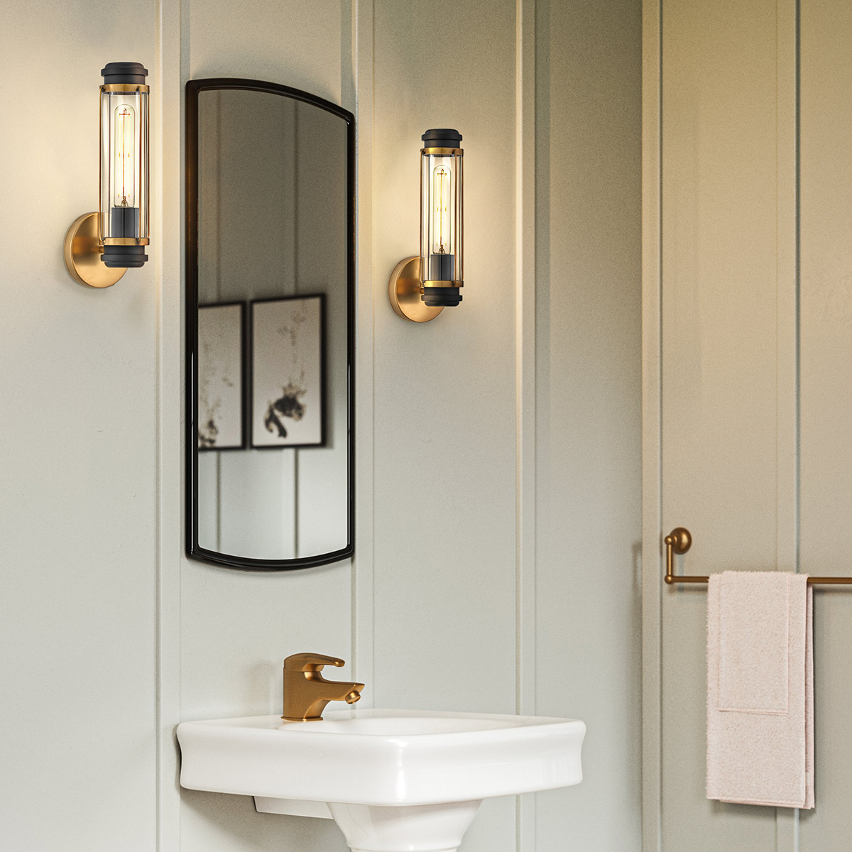 Masthead 35cm Messing badezimmerlampe Von Elstead Lighting - Es besteht aus Stahl und Glas und verfügt über ein edles Messing-Finish in Kombination mit schwarzen Details, die ihm einen luxuriösen und zeitlosen Ausdruck verleihen.