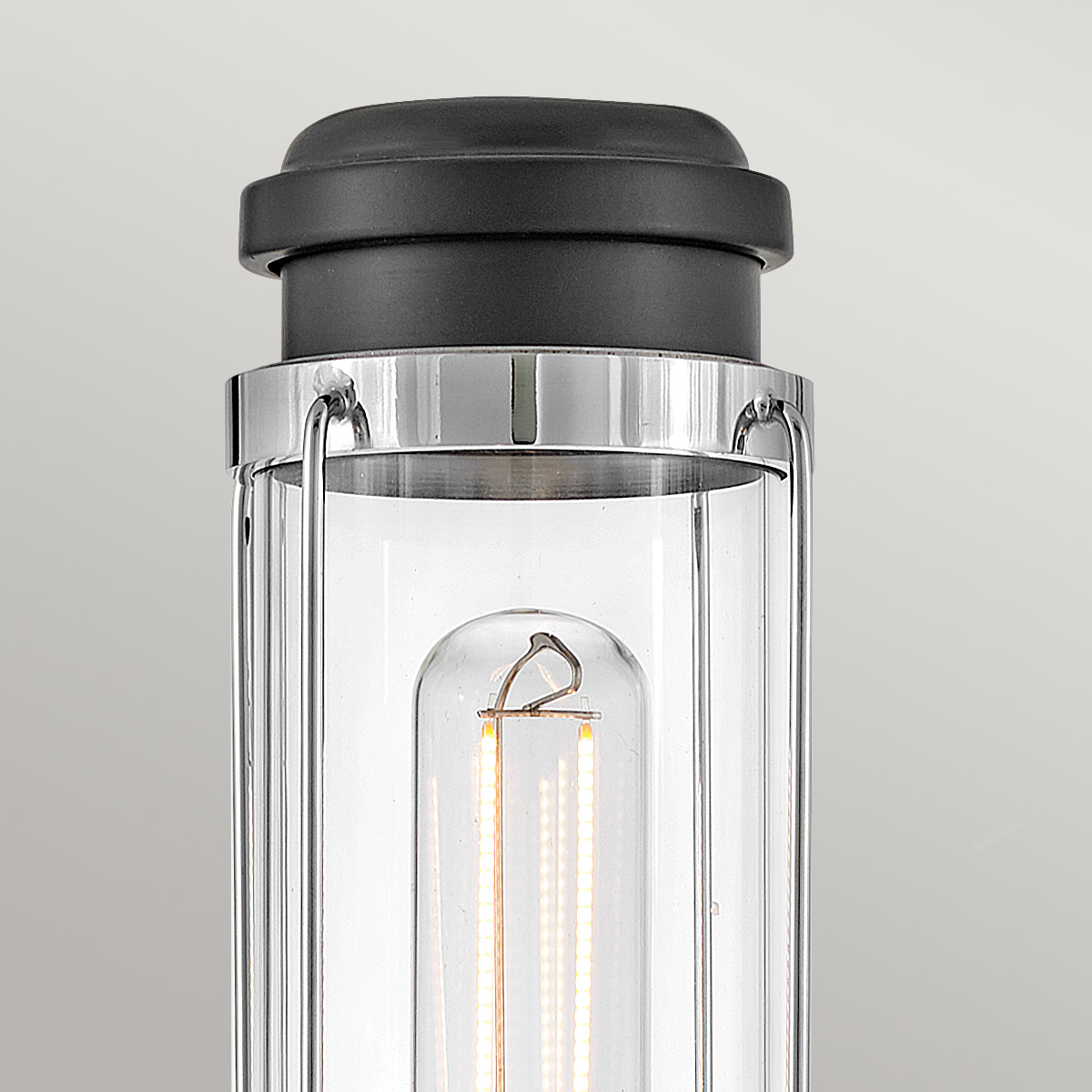 Masthead 35cm Chrom badezimmerlampe Von Elstead Lighting - Es besteht aus Stahl und Glas und verfügt über eine edle Oberfläche aus poliertem Chrom, kombiniert mit schwarzen Details, die ihm einen luxuriösen und zeitlosen Ausdruck verleihen.