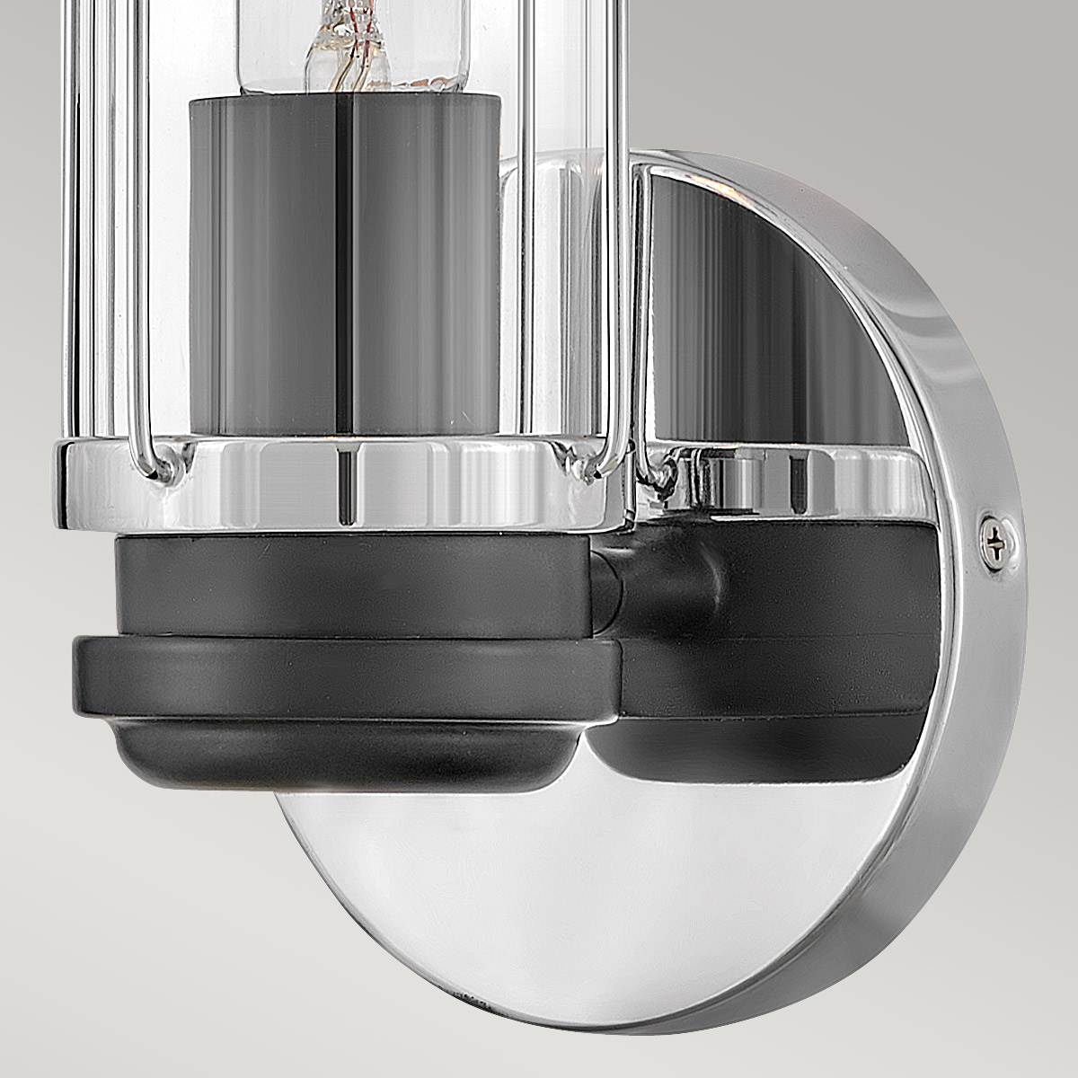Masthead 35cm Chrom badezimmerlampe Von Elstead Lighting - Es besteht aus Stahl und Glas und verfügt über eine edle Oberfläche aus poliertem Chrom, kombiniert mit schwarzen Details, die ihm einen luxuriösen und zeitlosen Ausdruck verleihen.