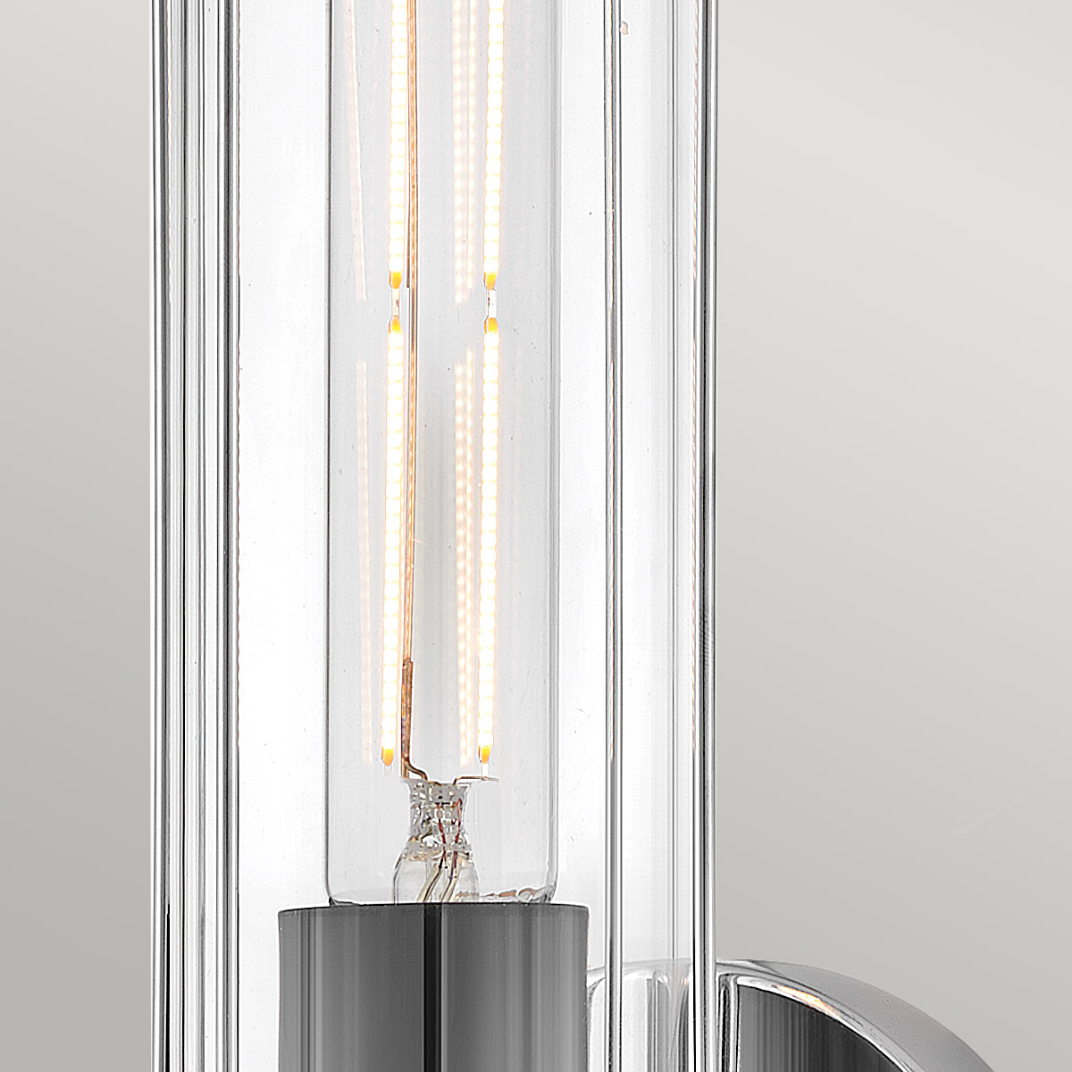 Masthead 35cm Chrom badezimmerlampe Von Elstead Lighting - Es besteht aus Stahl und Glas und verfügt über eine edle Oberfläche aus poliertem Chrom, kombiniert mit schwarzen Details, die ihm einen luxuriösen und zeitlosen Ausdruck verleihen.