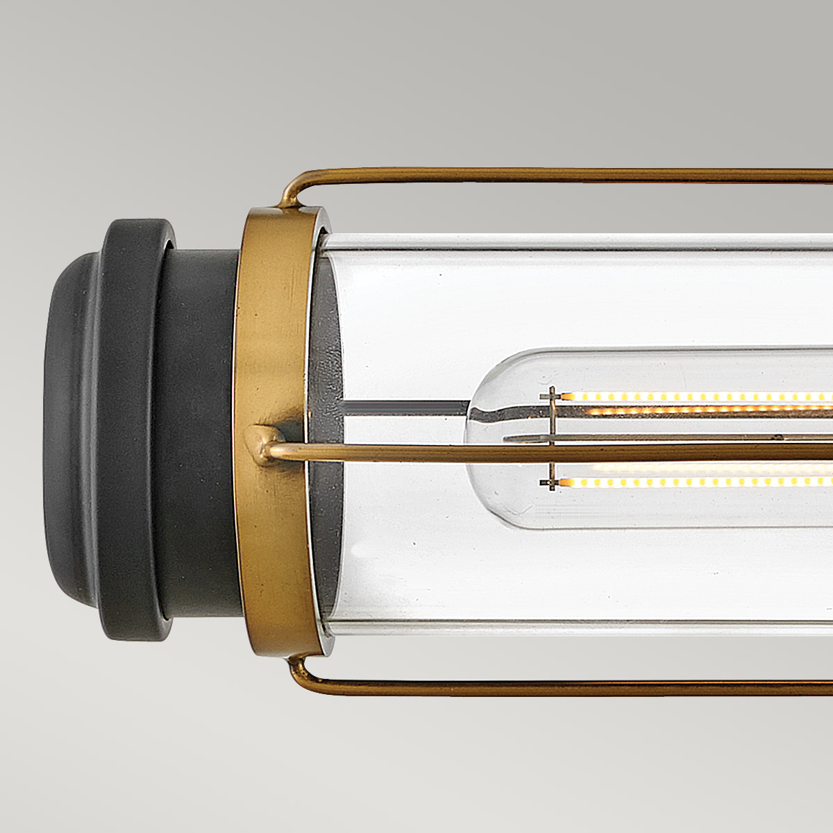 Masthead 60cm Messing badezimmerlampe Von Elstead Lighting - Diese ist mit zwei Klarglaszylindern ausgestattet, die die Lichtquellen umgeben und für eine gleichmäßige und angenehme Lichtverteilung sorgen.