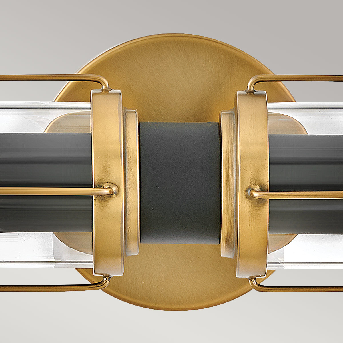 Masthead 60cm Messing badezimmerlampe Von Elstead Lighting - Diese ist mit zwei Klarglaszylindern ausgestattet, die die Lichtquellen umgeben und für eine gleichmäßige und angenehme Lichtverteilung sorgen.