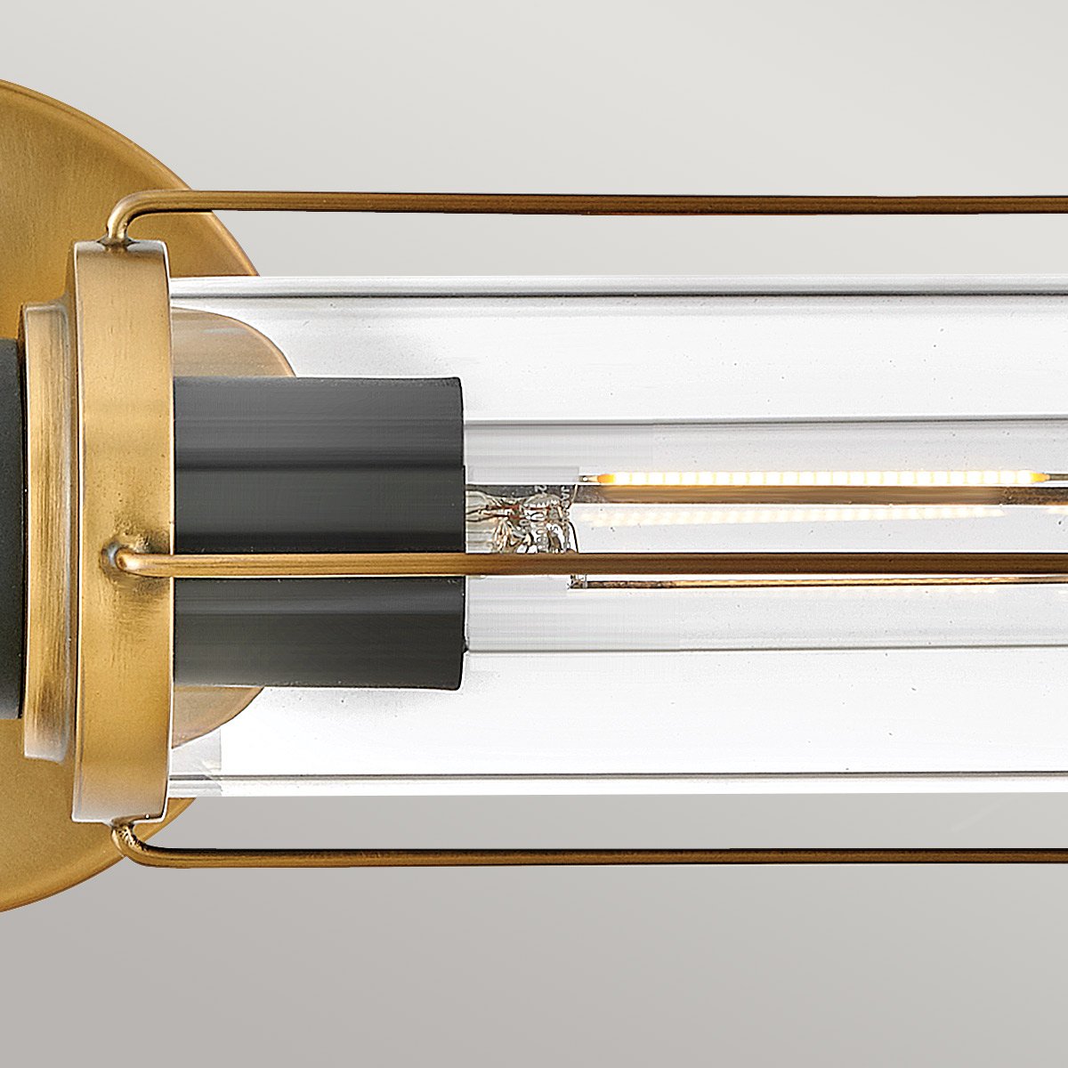 Masthead 60cm Messing badezimmerlampe Von Elstead Lighting - Diese ist mit zwei Klarglaszylindern ausgestattet, die die Lichtquellen umgeben und für eine gleichmäßige und angenehme Lichtverteilung sorgen.