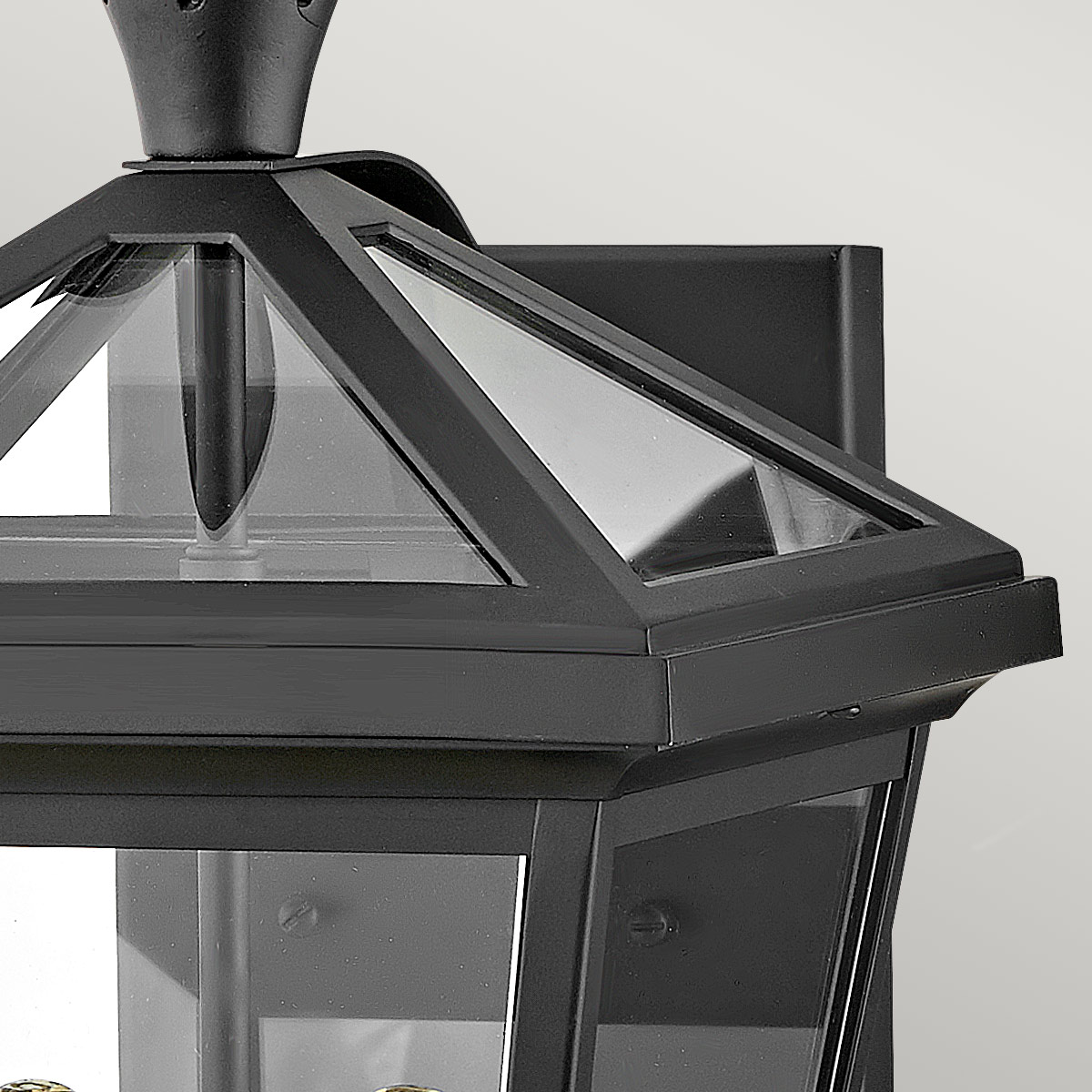 Palma Schwarz außenlampe Von Elstead Lighting - Palma besteht aus Aluminium mit klarem Glas und bietet sowohl Haltbarkeit als auch einen Hauch altmodischen Charme, perfekt für den Einsatz im Freien.