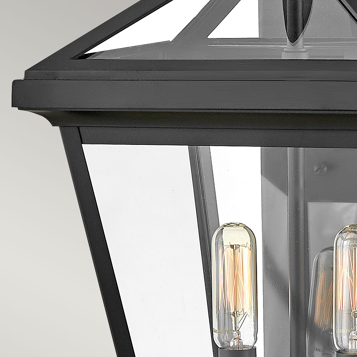 Palma Schwarz außenlampe Von Elstead Lighting - Palma besteht aus Aluminium mit klarem Glas und bietet sowohl Haltbarkeit als auch einen Hauch altmodischen Charme, perfekt für den Einsatz im Freien.
