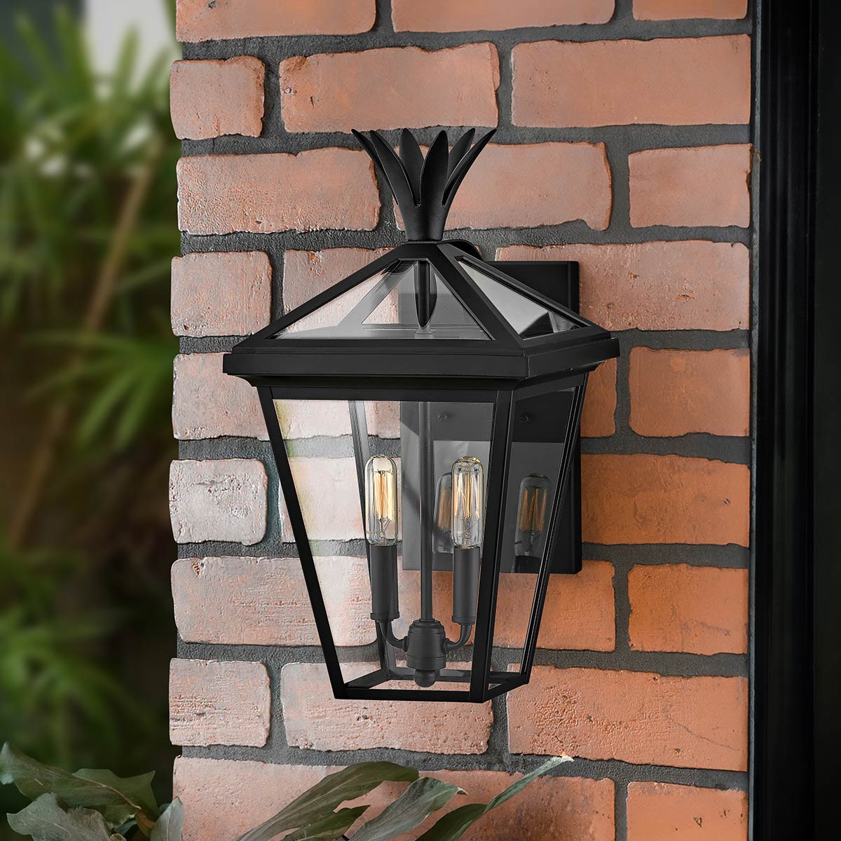 Palma Schwarz außenlampe Von Elstead Lighting - Palma besteht aus Aluminium mit klarem Glas und bietet sowohl Haltbarkeit als auch einen Hauch altmodischen Charme, perfekt für den Einsatz im Freien.