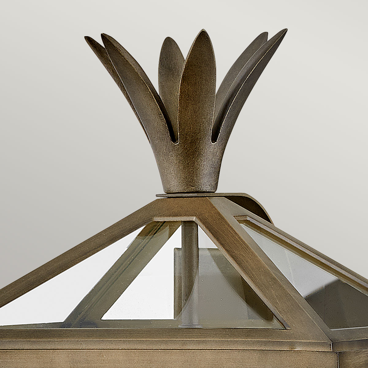 Palma Bronze außenlampe Von Elstead Lighting - Palma besteht aus Aluminium mit klarem Glas und bietet sowohl Haltbarkeit als auch einen Hauch altmodischen Charme, perfekt für den Einsatz im Freien.