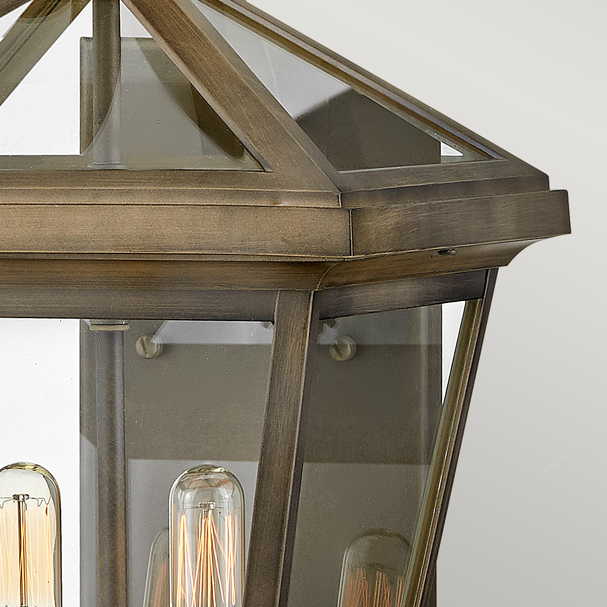 Palma Bronze außenlampe Von Elstead Lighting - Palma besteht aus Aluminium mit klarem Glas und bietet sowohl Haltbarkeit als auch einen Hauch altmodischen Charme, perfekt für den Einsatz im Freien.