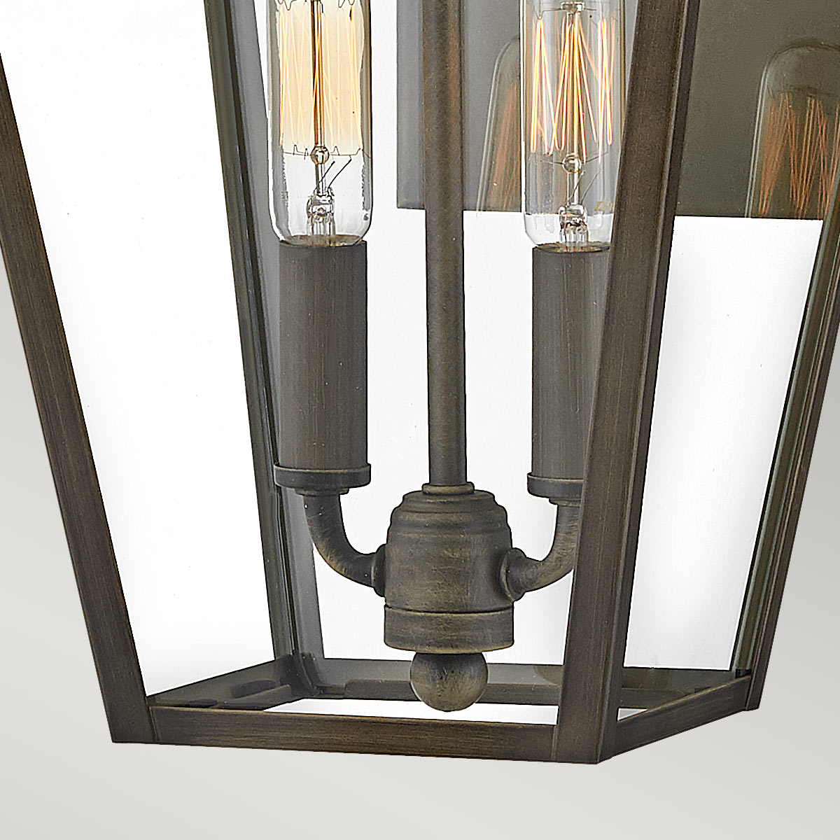 Palma Bronze außenlampe Von Elstead Lighting - Palma besteht aus Aluminium mit klarem Glas und bietet sowohl Haltbarkeit als auch einen Hauch altmodischen Charme, perfekt für den Einsatz im Freien.