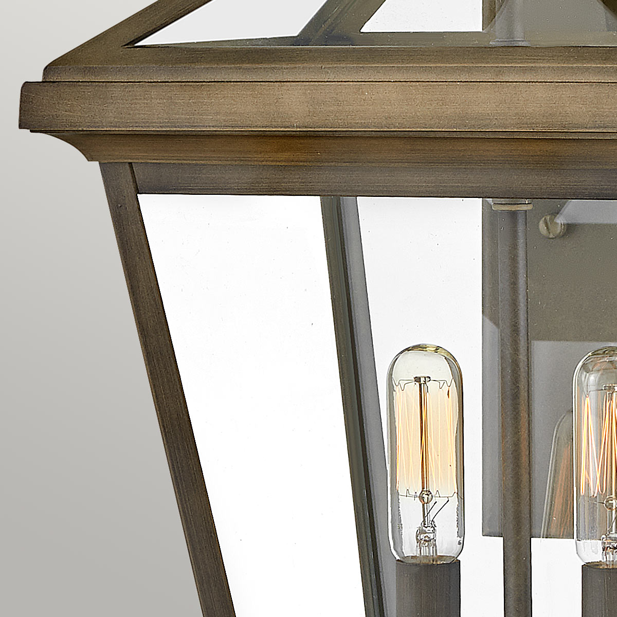 Palma Bronze außenlampe Von Elstead Lighting - Palma besteht aus Aluminium mit klarem Glas und bietet sowohl Haltbarkeit als auch einen Hauch altmodischen Charme, perfekt für den Einsatz im Freien.