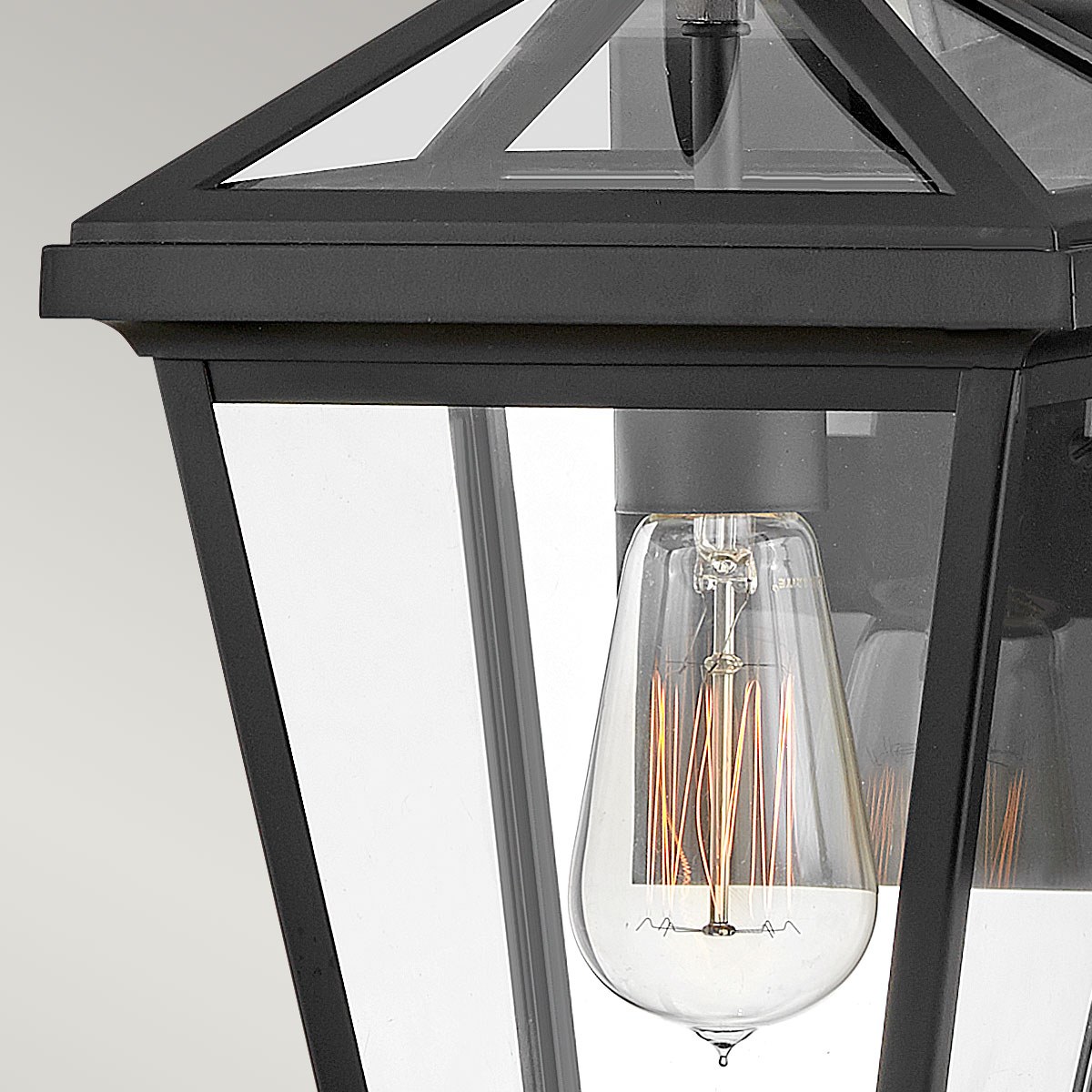 Palma Schwarz außenlampe Von Elstead Lighting - Palma besteht aus Aluminium mit klarem Glas und bietet sowohl Haltbarkeit als auch einen Hauch altmodischen Charme, perfekt für den Einsatz im Freien.