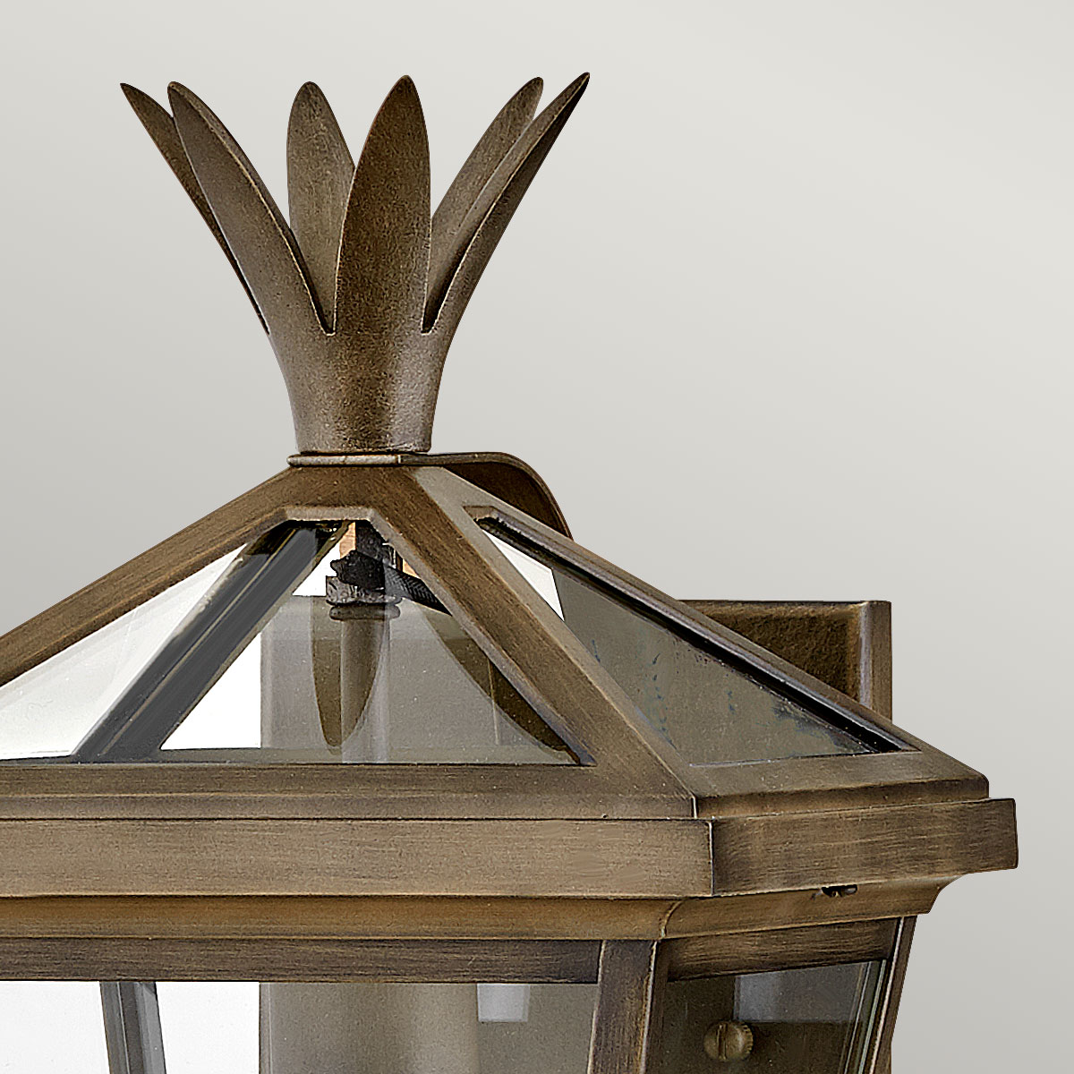 Palma Bronze außenlampe Von Elstead Lighting - Palma besteht aus Aluminium mit klarem Glas und bietet sowohl Haltbarkeit als auch einen Hauch altmodischen Charme, perfekt für den Einsatz im Freien.